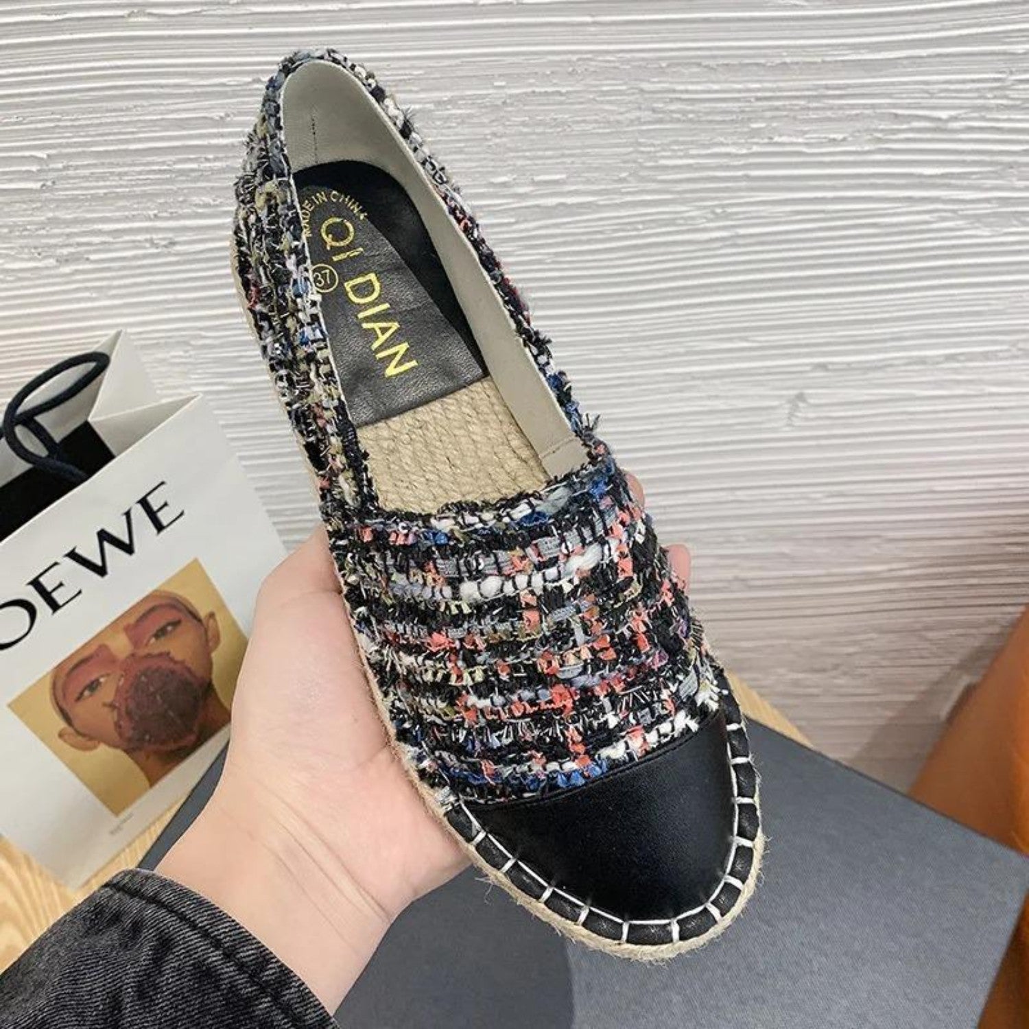 Marieke | Platte canvas espadrilles met leren patch in de kleur Zwart voor dames in Beach stijl ideaal voor de zomer.