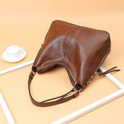 Martina Hobo Tas | Elegant & Vintage in de kleur Rood voor dames in Heritage stijl geschikt voor alle seizoenen.