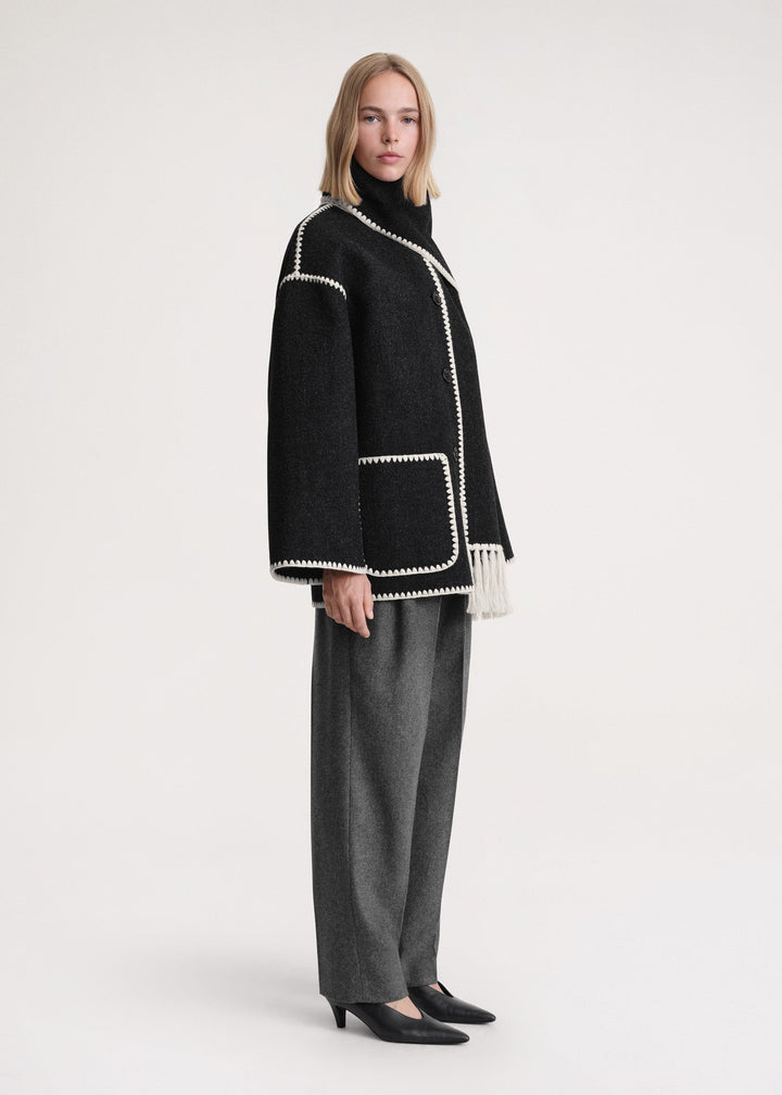 Merino | Luxe wollen jas met sjaal voor vrouwen in de kleur Zwart/Wit voor dames in Heritage stijl ideaal voor de winter