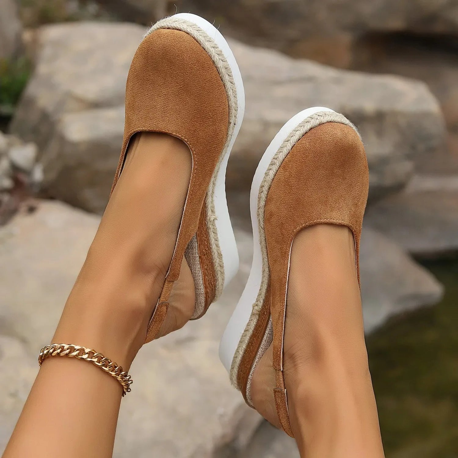 Mex | Handgemaakte zwarte suède espadrilles in de kleur Bruin voor dames in Beach stijl ideaal voor de zomer.