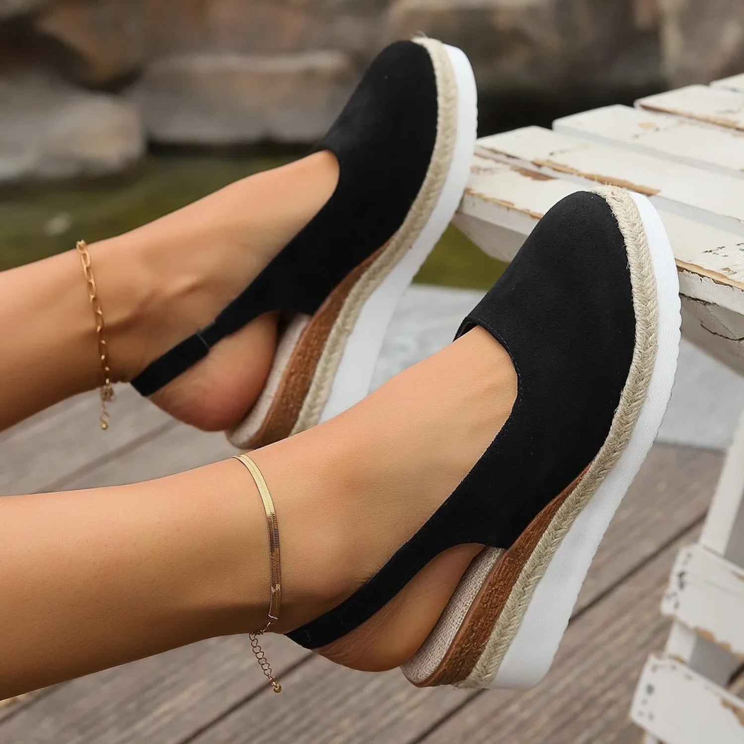 Mex | Handgemaakte zwarte suède espadrilles in de kleur Bruin voor dames in Beach stijl ideaal voor de zomer.