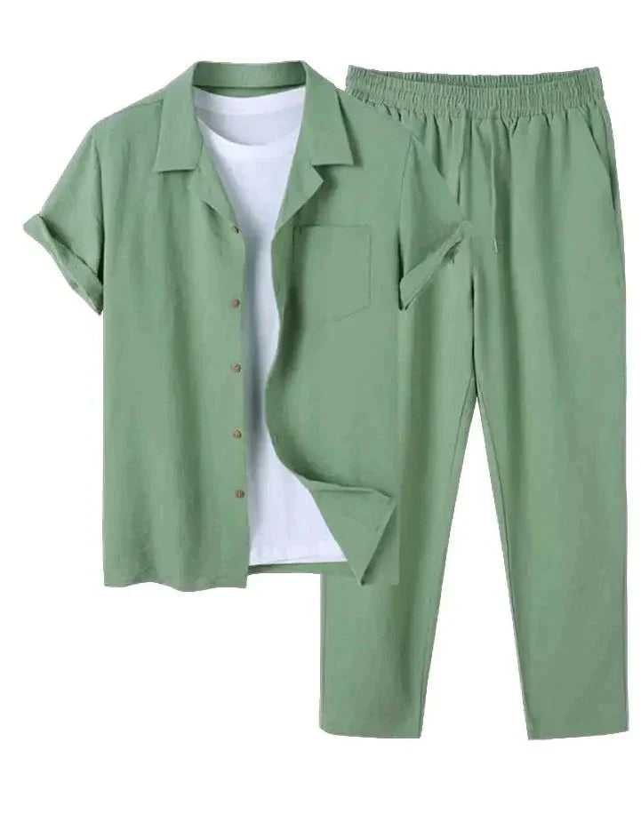 Heren zomerset, perfect voor zomerse dagen. Deze trendy set biedt coördinerende kledingstukken die ideaal zijn voor diverse casual gelegenheden in warm weer. Tweedelige set met korte mouwen en een broek onder de knie, in een casual vintage stijl voor een modieuze uitstraling. Maattabel beschikbaar voor verschillende maten.