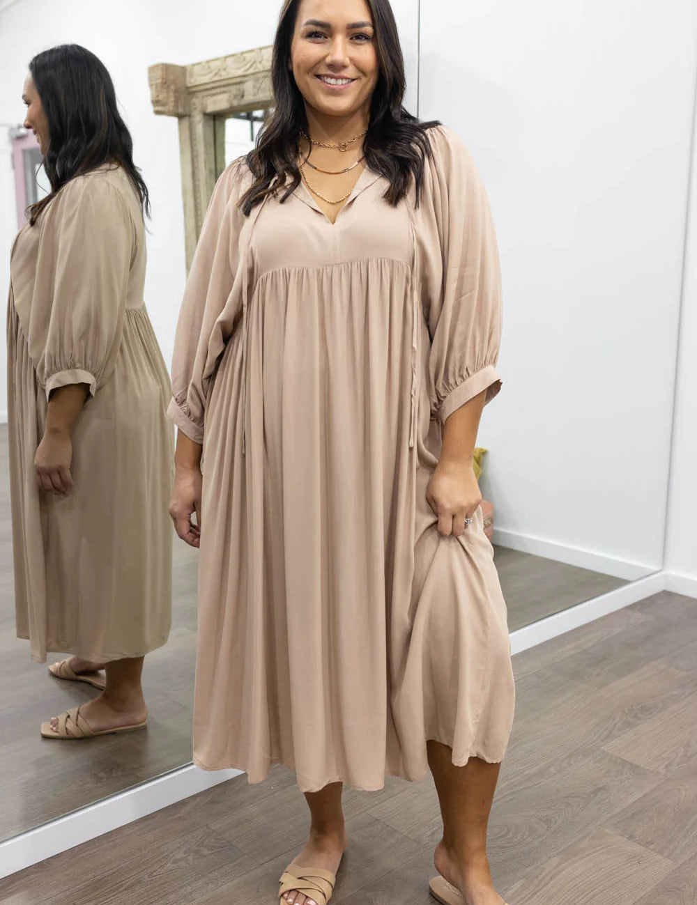 Midi Jurk Ollie in de kleur Beige voor dames in stijl ideaal voor de lente.