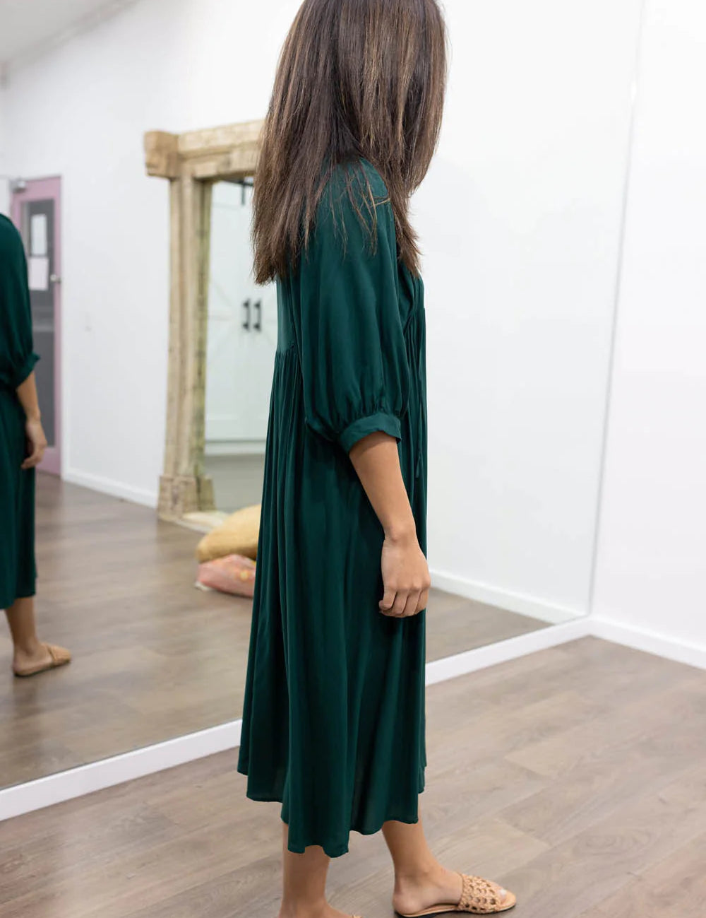 Midi Jurk Ollie in de kleur Zwart voor dames in stijl ideaal voor de lente.