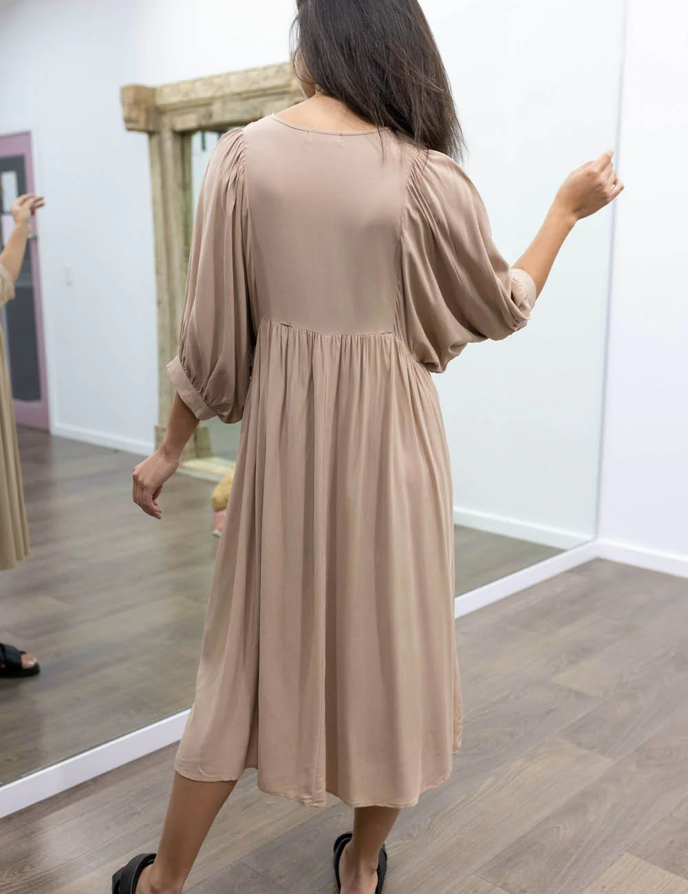 Midi Jurk Ollie in de kleur Zwart voor dames in stijl ideaal voor de lente.