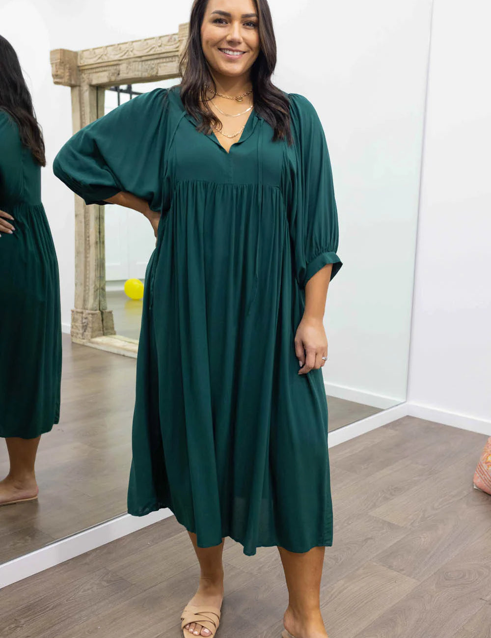 Midi Jurk Ollie in de kleur Donkergroen voor dames in stijl ideaal voor de lente.