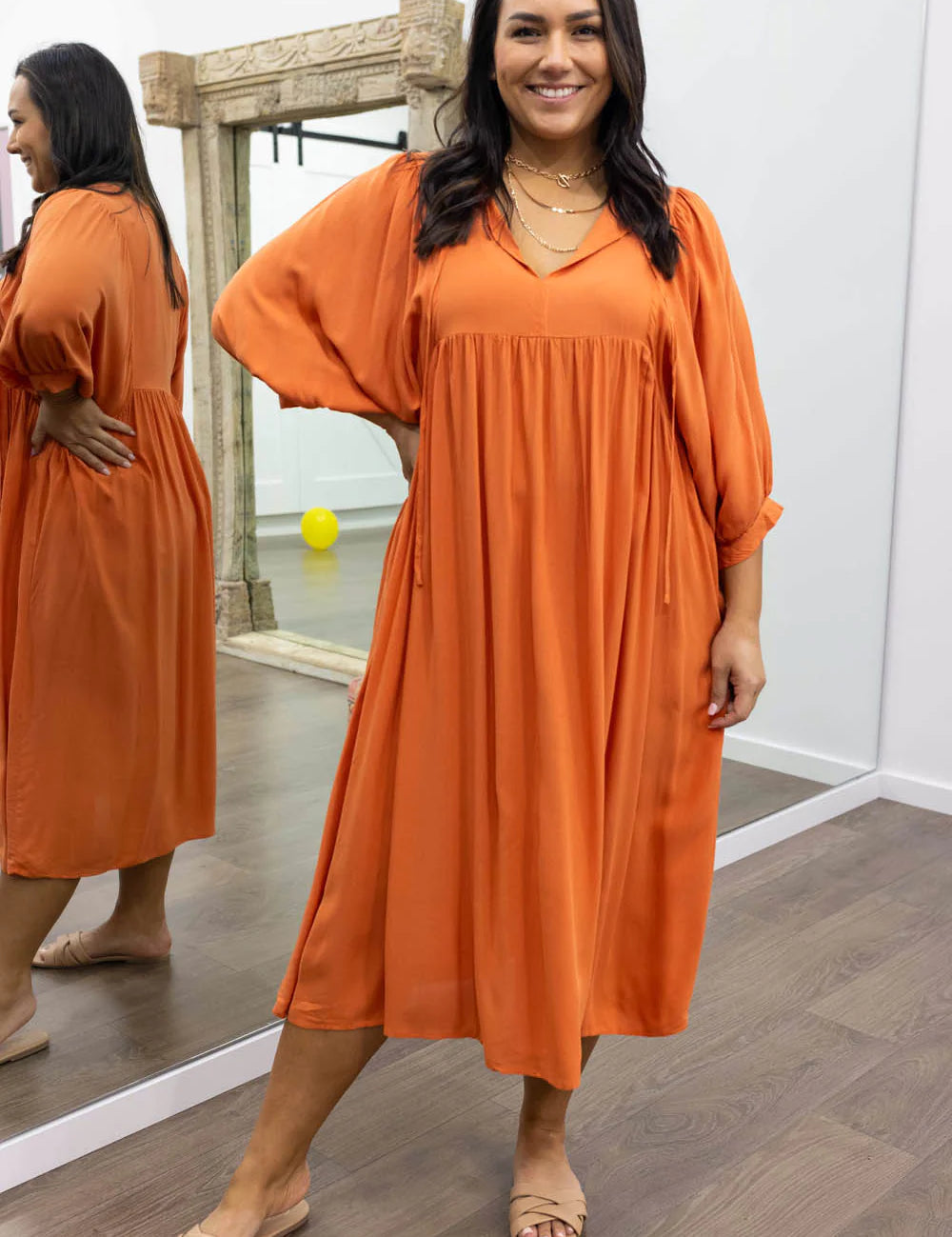 Midi Jurk Ollie in de kleur Oranje voor dames in stijl ideaal voor de lente.