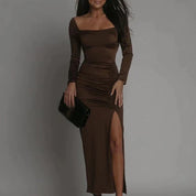 Mila | Luxe fluwelen lange avondjurk met split in de kleur Koffie voor dames in Party stijl ideaal voor de herfst.