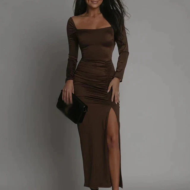 Mila | Luxe fluwelen lange avondjurk met split in de kleur Koffie voor dames in Party stijl ideaal voor de herfst.