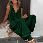 Deze jumpsuit combineert ultiem comfort, veelzijdige elegantie en een flatterende pasvorm, waardoor het geschikt is voor diverse gelegenheden. Gemaakt van hoogwaardige stof voor een comfortabele pasvorm.