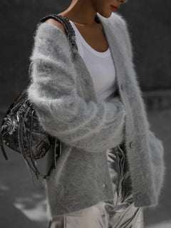 Zacht en fluffy vest uit onze betoverende Mila collectie. Dit vest combineert comfort en stijl in een trendy ontwerp dat zowel je lichaam als geest omarmt. Met zachte stoffen en een modieuze uitstraling zorgt dit vest voor warmte en elegantie in elke situatie. Perfect voor elke gelegenheid. Maattabel beschikbaar.