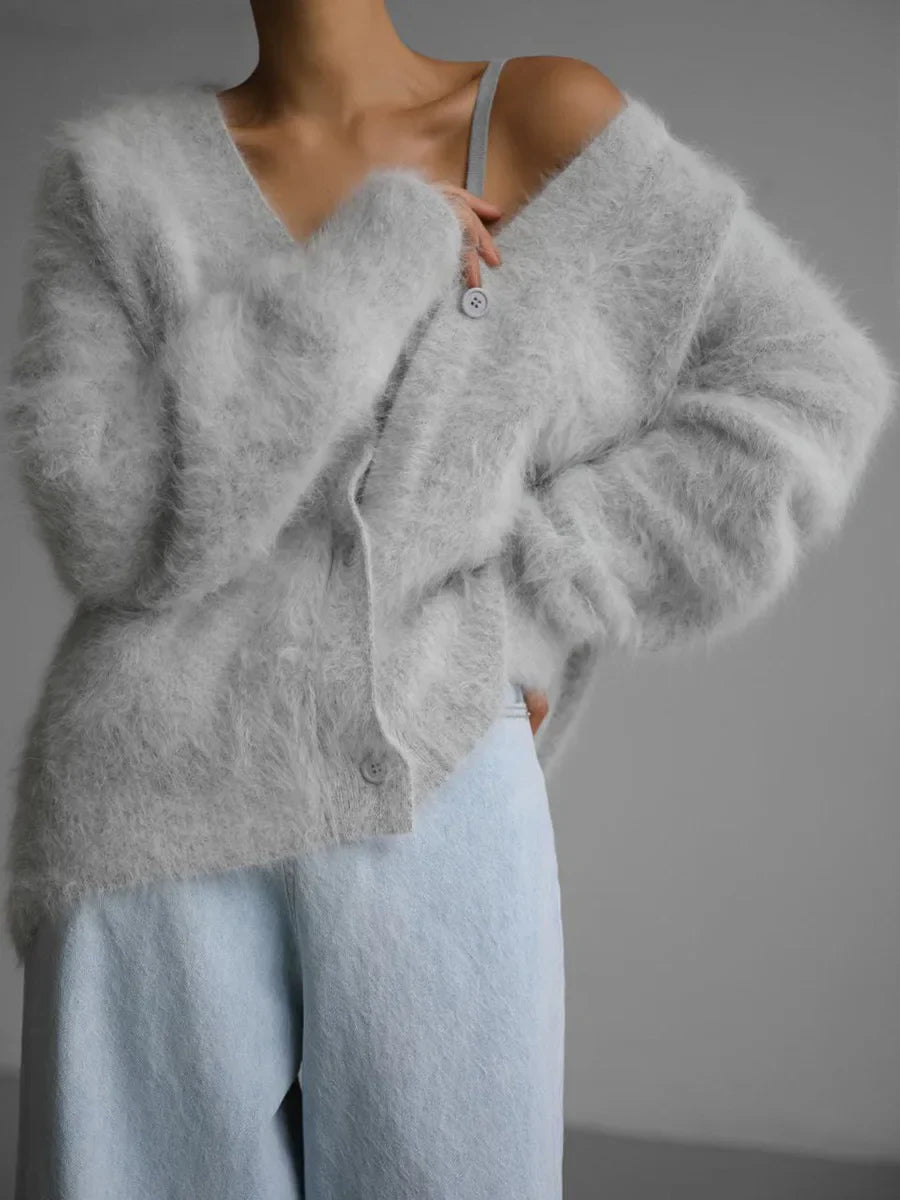 Zacht en fluffy vest uit onze betoverende Mila collectie. Dit vest combineert comfort en stijl in een trendy ontwerp dat zowel je lichaam als geest omarmt. Met zachte stoffen en een modieuze uitstraling zorgt dit vest voor warmte en elegantie in elke situatie. Perfect voor elke gelegenheid. Maattabel beschikbaar.