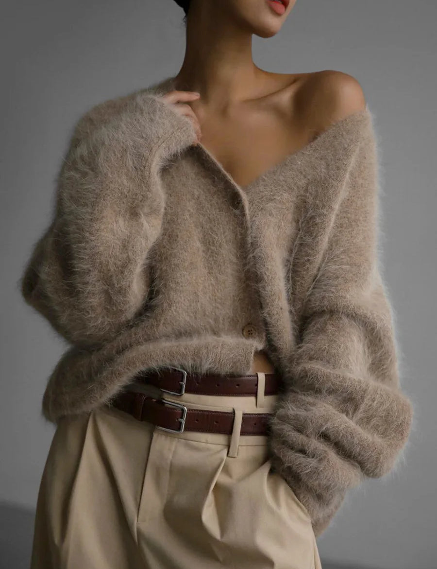 Zacht en fluffy vest uit onze betoverende Mila collectie. Dit vest combineert comfort en stijl in een trendy ontwerp dat zowel je lichaam als geest omarmt. Met zachte stoffen en een modieuze uitstraling zorgt dit vest voor warmte en elegantie in elke situatie. Perfect voor elke gelegenheid. Maattabel beschikbaar.