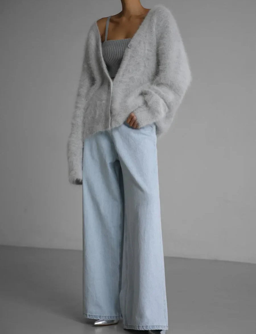 Zacht en fluffy vest uit onze betoverende Mila collectie. Dit vest combineert comfort en stijl in een trendy ontwerp dat zowel je lichaam als geest omarmt. Met zachte stoffen en een modieuze uitstraling zorgt dit vest voor warmte en elegantie in elke situatie. Perfect voor elke gelegenheid. Maattabel beschikbaar.