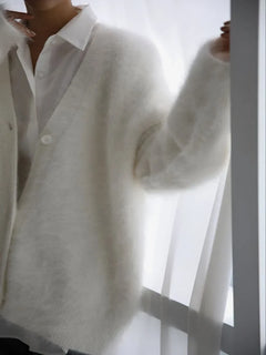 Zacht en fluffy vest uit onze betoverende Mila collectie. Dit vest combineert comfort en stijl in een trendy ontwerp dat zowel je lichaam als geest omarmt. Met zachte stoffen en een modieuze uitstraling zorgt dit vest voor warmte en elegantie in elke situatie. Perfect voor elke gelegenheid. Maattabel beschikbaar.