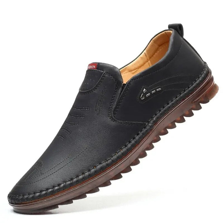 Milan | Antislip leren reisschoenen voor mannen in de kleur Zwart voor heren in stijl ideaal voor de herfst.