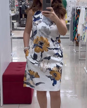 Mouwloze elegante jurk met bloemenprint in de kleur Wit voor dames in stijl ideaal voor de zomer.
