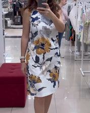 Mouwloze elegante jurk met bloemenprint in de kleur Wit voor dames in stijl ideaal voor de zomer.