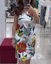 Mouwloze elegante jurk met bloemenprint in de kleur Wit voor dames in stijl ideaal voor de zomer.