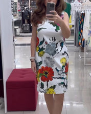 Mouwloze elegante jurk met bloemenprint in de kleur Wit voor dames in stijl ideaal voor de zomer.