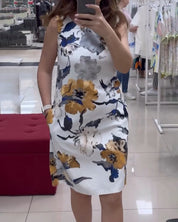 Mouwloze elegante jurk met bloemenprint in de kleur Wit voor dames in stijl ideaal voor de zomer.