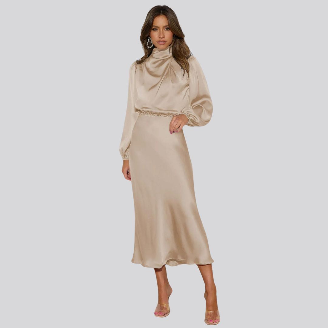 Nika | Satijnen midi-jurk dames in de kleur Abrikoos voor dames in stijl ideaal voor de lente.