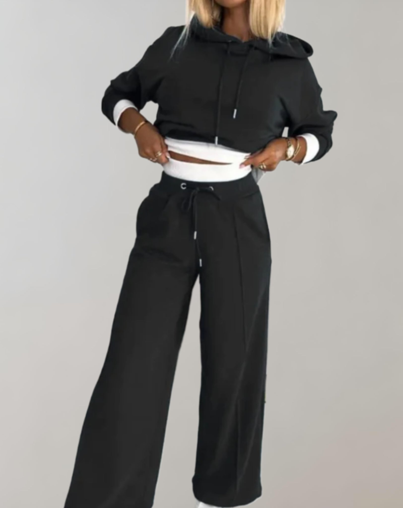 Nina | 2-delige set: trui met capuchon en broek met wijde pijpen in de kleur Zwart voor dames in stijl ideaal voor de lente.