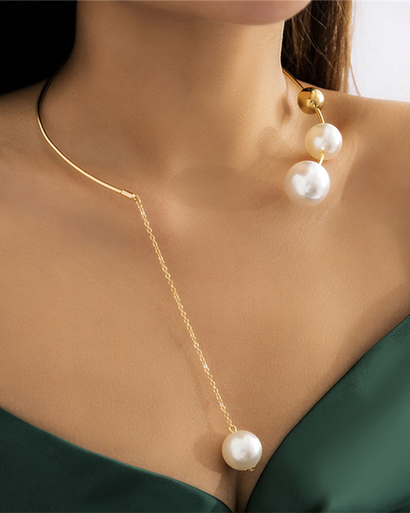 Nina | Claviculeketting met nep parel in de kleur Goud voor dames in stijl geschikt voor alle seizoenen.