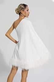 One-shoulder mini jurk met sierlijke veren voor een elegante en trendy uitstraling. Perfecte balans tussen comfort en allure voor speciale gelegenheden.