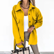 Stijlvolle dames zomerjas, perfect voor de warmere dagen. Gemaakt van ademend fleece materiaal voor ultiem comfort. Met trendy omgeslagen kraag, knopen en een flatterende pasvorm. Veelzijdig te dragen als zomerjas of tussenjas.