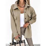Stijlvolle dames zomerjas, perfect voor de warmere dagen. Gemaakt van ademend fleece materiaal voor ultiem comfort. Met trendy omgeslagen kraag, knopen en een flatterende pasvorm. Veelzijdig te dragen als zomerjas of tussenjas.