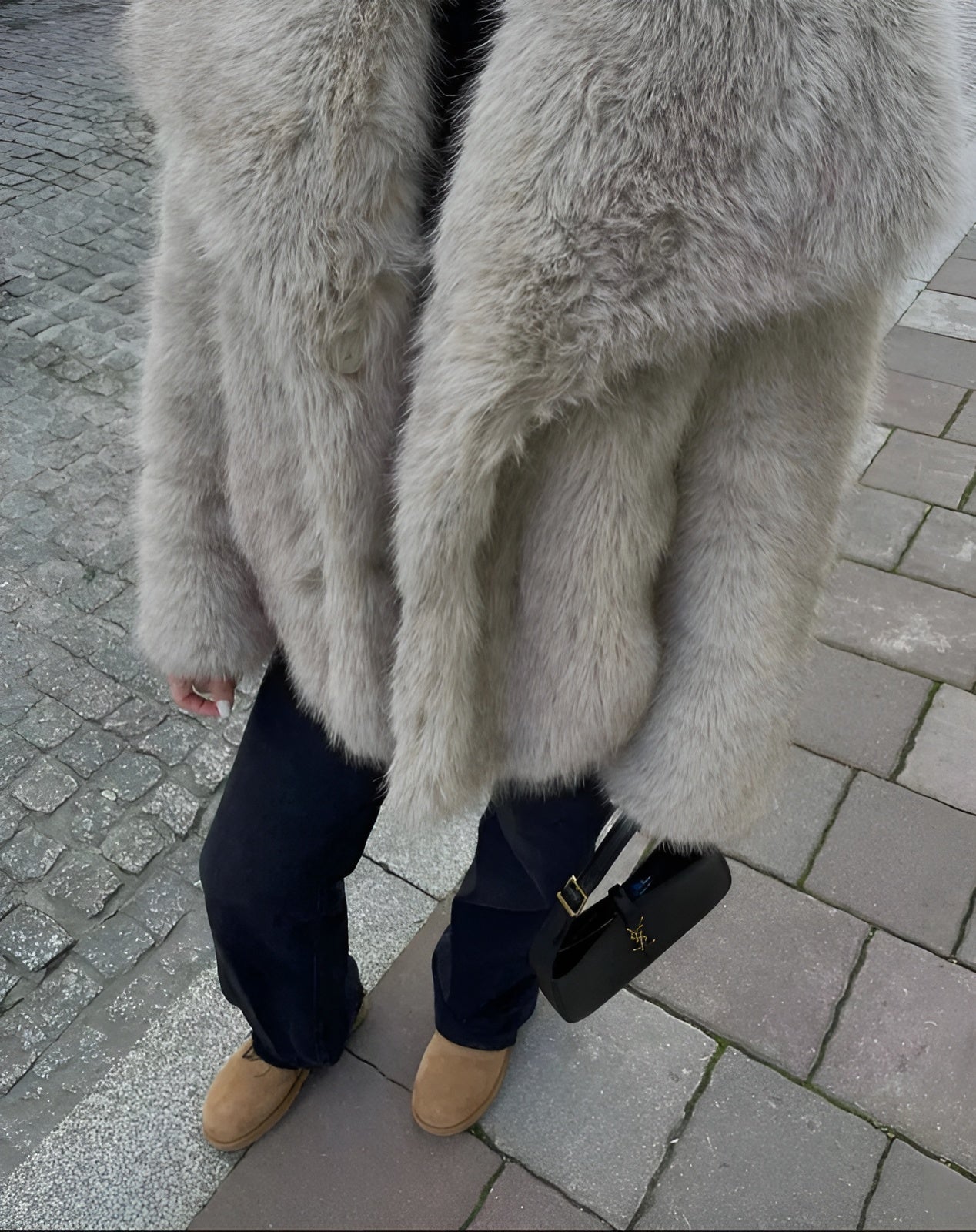 Noa | Knuffelig lichtbeige mantel van bont in de kleur Beige voor dames in stijl ideaal voor de herfst.