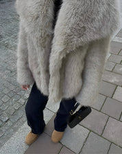 Noa | Knuffelig lichtbeige mantel van bont in de kleur Beige voor dames in stijl ideaal voor de herfst.