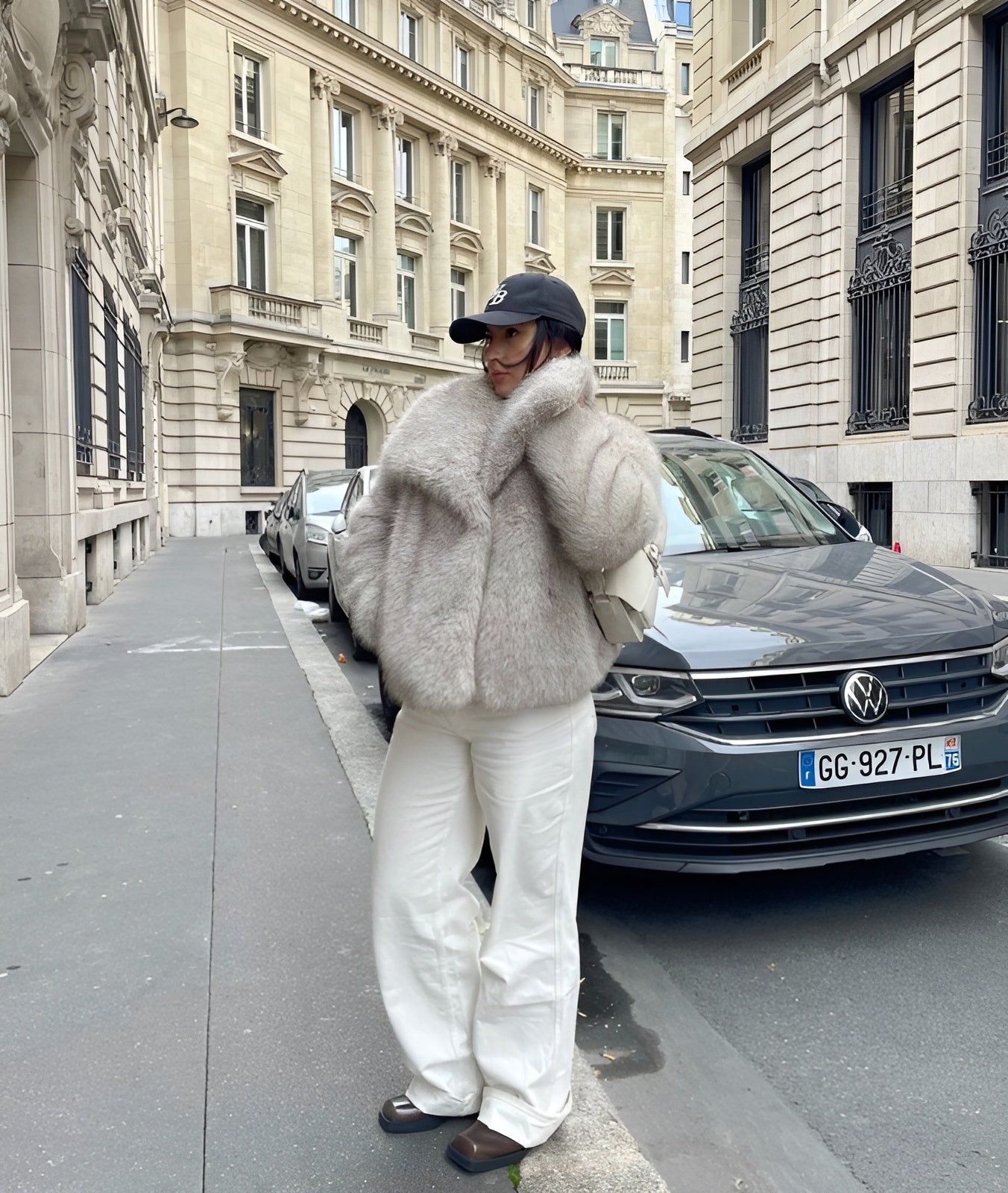 Noa | Knuffelig lichtbeige mantel van bont in de kleur Beige voor dames in stijl ideaal voor de herfst.