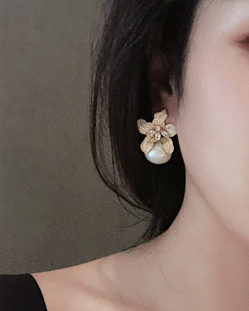 Noa | Oorbellen met parel in de kleur Goud voor dames in stijl geschikt voor alle seizoenen.