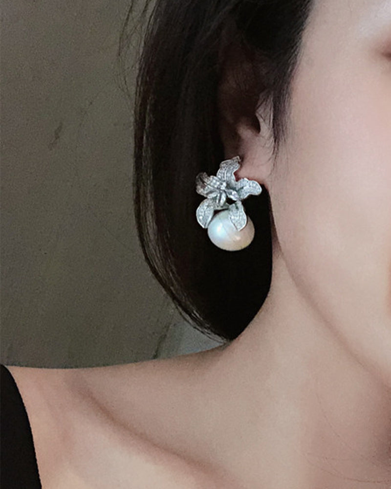 Noa | Oorbellen met parel in de kleur Goud voor dames in stijl geschikt voor alle seizoenen.