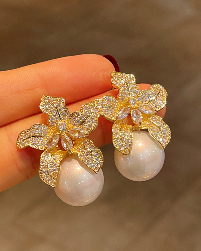 Noa | Oorbellen met parel in de kleur Goud voor dames in stijl geschikt voor alle seizoenen.
