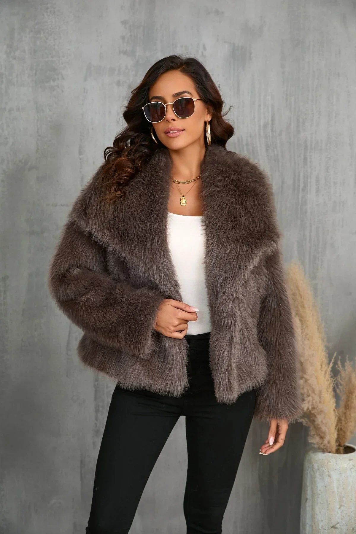 Noa | Warme Manteljas van bont in de kleur Beige voor dames in Lounge stijl ideaal voor de winter