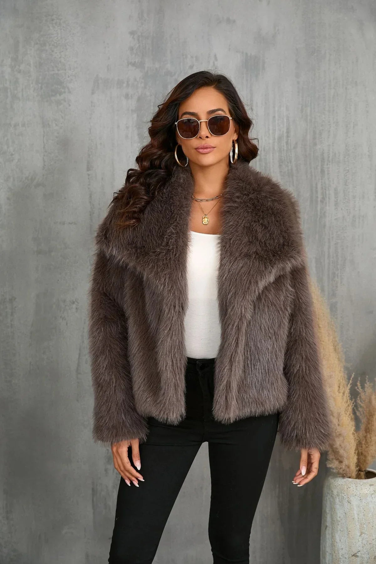 Noa | Warme Manteljas van bont in de kleur Beige voor dames in Lounge stijl ideaal voor de winter