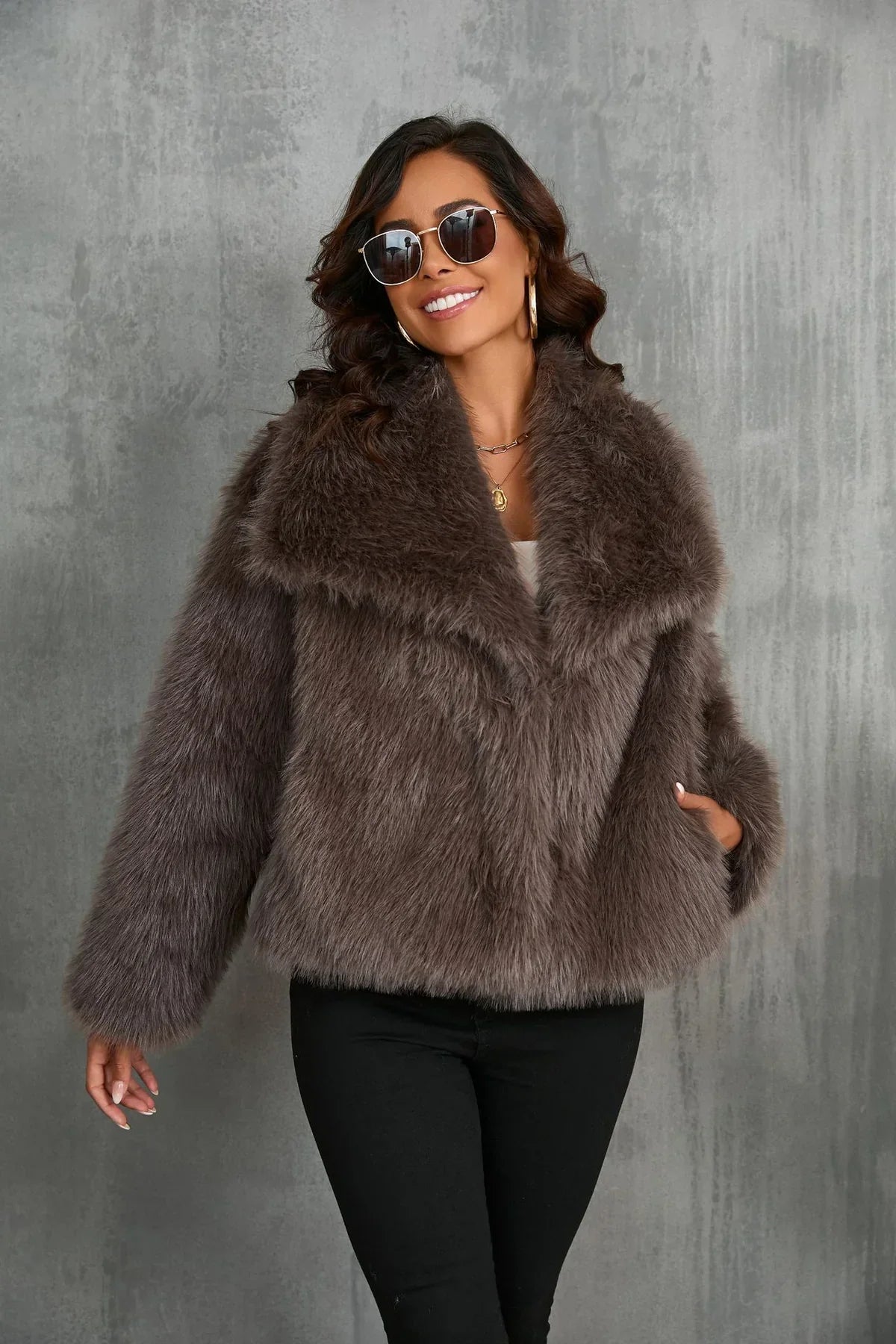Noa | Warme Manteljas van bont in de kleur Beige voor dames in Lounge stijl ideaal voor de winter