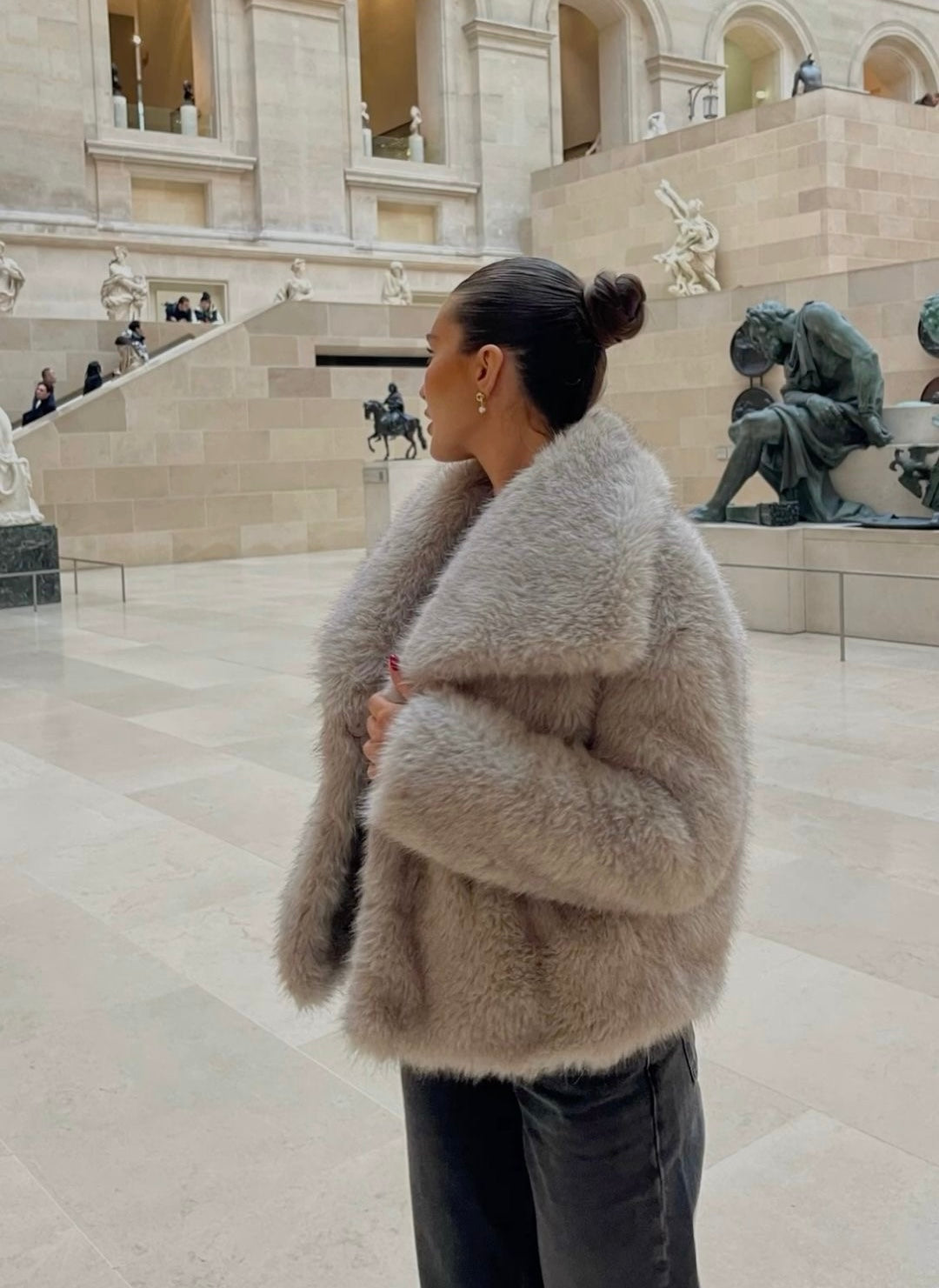 Noa | Warme Manteljas van bont in de kleur Beige voor dames in Lounge stijl ideaal voor de winter