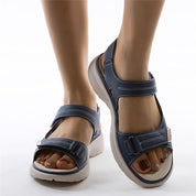 Orthopedische Sandalen met voetboogsteun in de kleur Zwart voor dames in stijl ideaal voor de zomer.