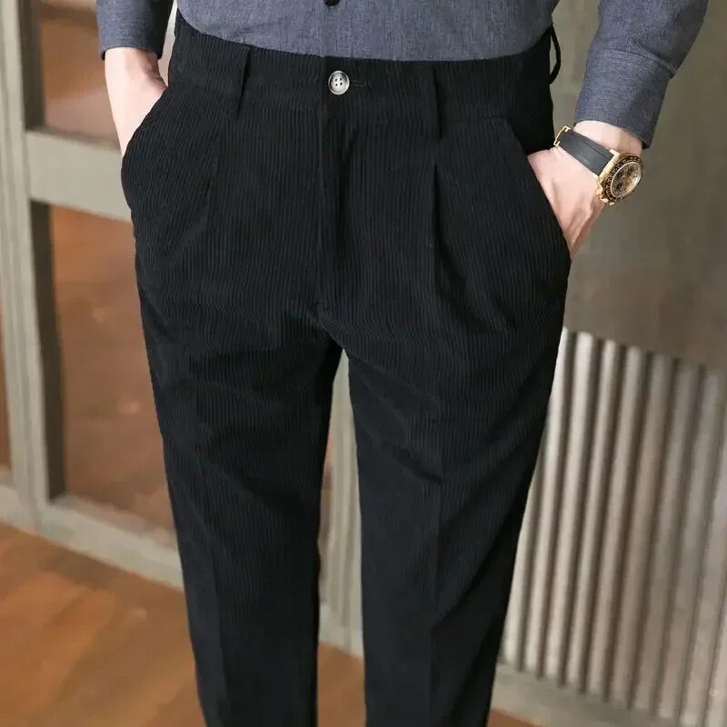 Pierre | Slanke corduroy broek in de kleur Zwart voor heren in stijl geschikt voor alle seizoenen.
