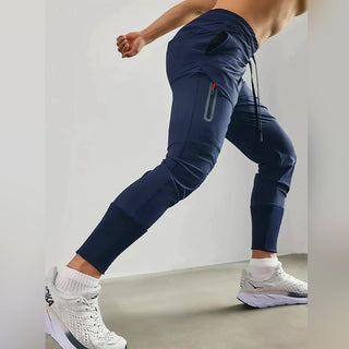 Lichtgewicht joggers voor heren, gemaakt van geavanceerde 4-weg stretchstof met koeltechnologie voor superieure flexibiliteit, ademend vermogen en onbeperkte bewegingsvrijheid.