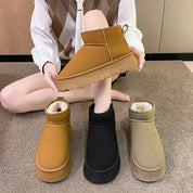 Platform Mini Boots in de kleur Bruin voor dames in stijl ideaal voor de herfst.