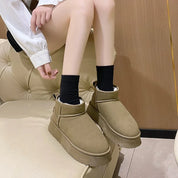 Platform Mini Boots in de kleur Bruin voor dames in stijl ideaal voor de herfst.