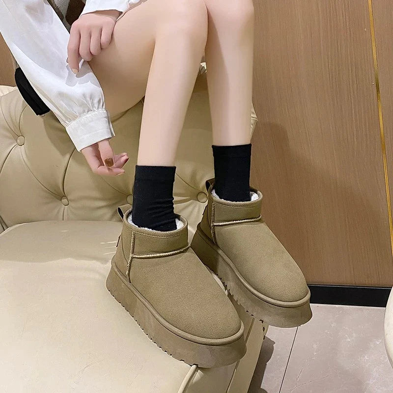 Platform Mini Boots in de kleur Bruin voor dames in stijl ideaal voor de herfst.