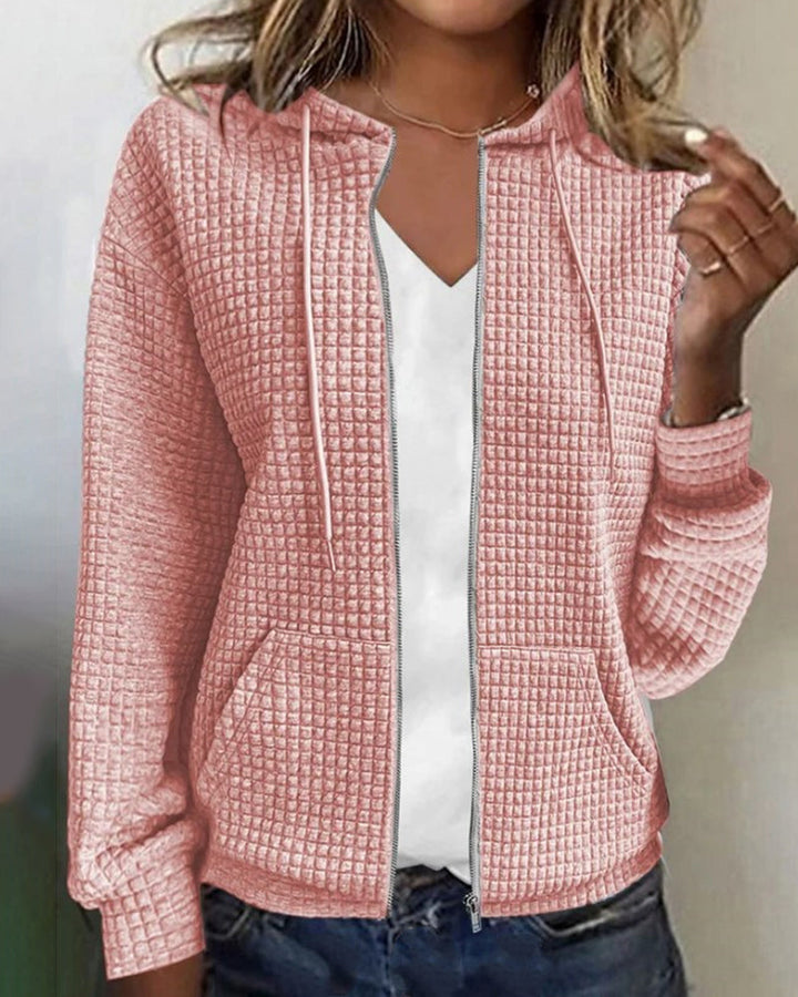 Comfortabel katoenmix vest met een trendy uitstraling, perfect voor dagelijks gebruik. De reguliere pasvorm, lange mouwen en functionele zakken maken dit vest ideaal voor alle seizoenen. Stijlvol, eenvoudig en modieus ontwerp dat moeiteloos met elke outfit te combineren is.