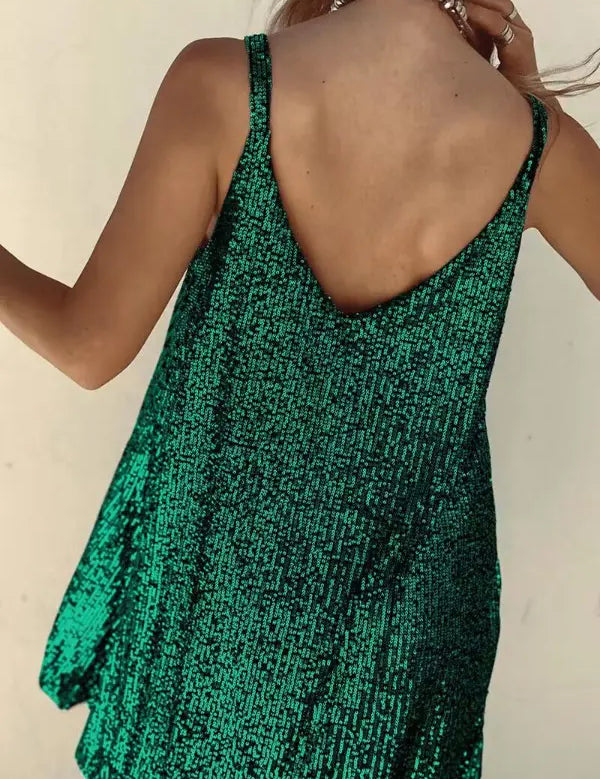 Kleurrijke zomerjurk, een perfecte toevoeging aan je garderobe voor de warme dagen. Met zijn speelse en elegante uitstraling is deze jurk een absolute blikvanger. Glinsterend paillettenontwerp en flatterende V-halslijn. Laat jezelf stralen in deze zomerjurk en geniet van een zomer vol kleur en stijl.