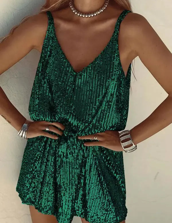 Kleurrijke zomerjurk, een perfecte toevoeging aan je garderobe voor de warme dagen. Met zijn speelse en elegante uitstraling is deze jurk een absolute blikvanger. Glinsterend paillettenontwerp en flatterende V-halslijn. Laat jezelf stralen in deze zomerjurk en geniet van een zomer vol kleur en stijl.